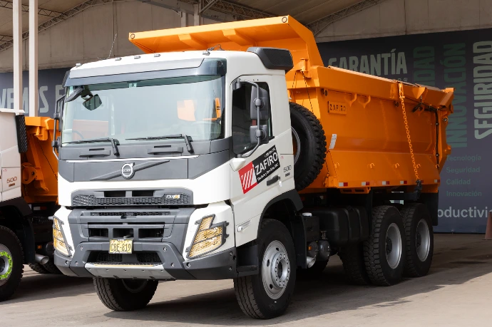 Flota de volquete Volvo 2024 | Zafiro Equipos y Servicios 