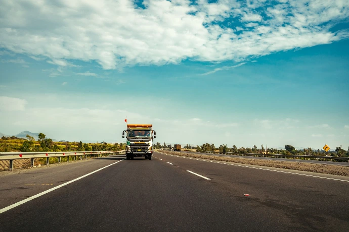 Volquete Volvo en carretera Perú | Zafiro Equipos y Servicios